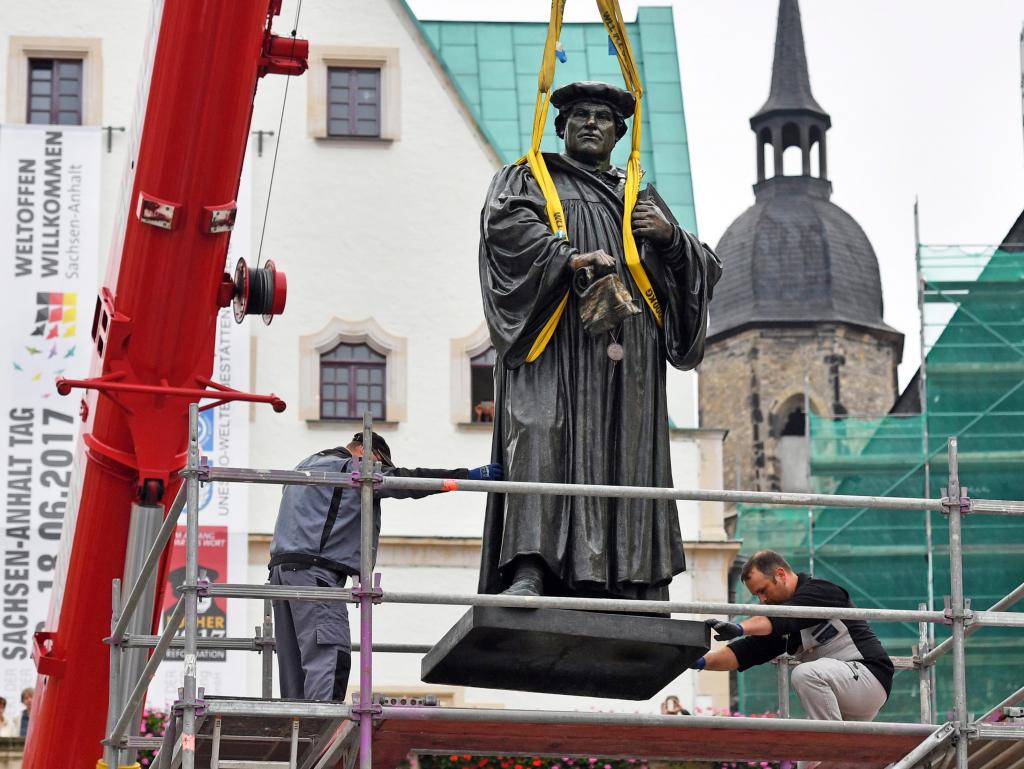 Ξανά στη θέση του το άγαλμα του γερμανού μεταρρυθμιστή Μαρτίνου Λούθηρου
