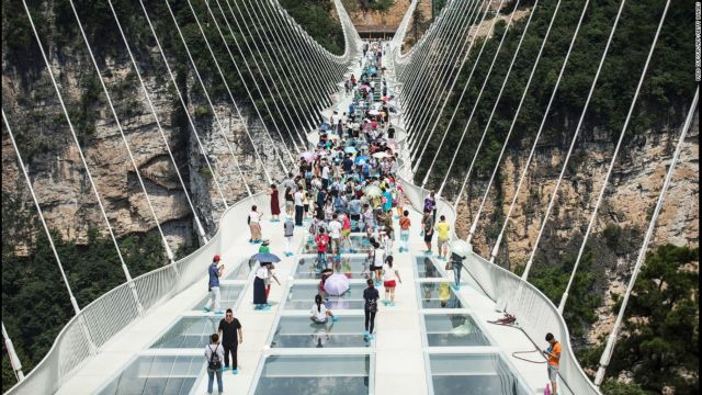 Κίνα: Ανοίγει ξανά η ψηλότερη γυάλινη γέφυρα στον κόσμο