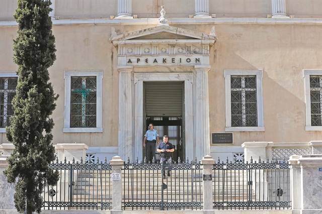 «Ξήλωσε» τον νόμο Κατρούγκαλου