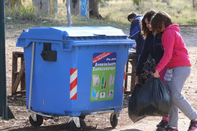Οι κάδοι ανακύκλωσης θα βρουν… καταφύγιο μέσα στις πολυκατοικίες