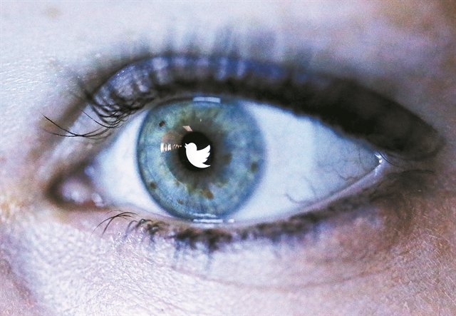 Laughing out loud = γελάω δυνατά