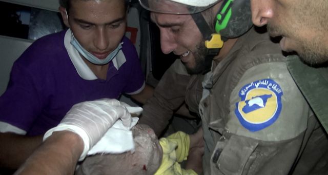 Διασώστης σώζει βρέφος στη Συρία και ξεσπά σε κλάματα
