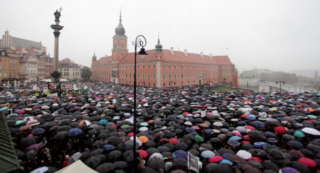 Πολωνία: Η «μαύρη Δευτέρα» ανάγκασε την κυβέρνηση σε υποχώρηση