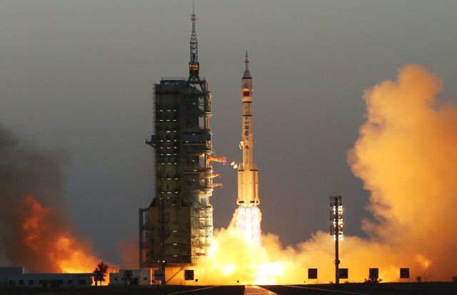 Κίνα: Εκτόξευσε επανδρωμένο πύραυλο με προορισμό το διαστημικό εργαστήριο