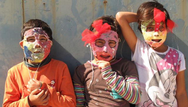 Παιδιά πρόσφυγες αποτύπωσαν τα συναισθήματα τους σε θεατρικές μάσκες
