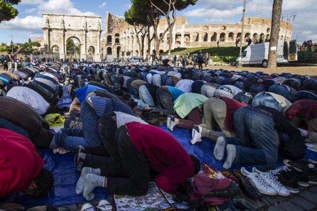 Προσευχή-διαμαρτυρία μουσουλμάνων δίπλα από το Κολοσσαίο