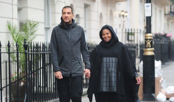 Με ισλαμικό χιτζάμπ η Τζάνετ Τζάκσον στους δρόμους του Λονδίνου | tanea.gr