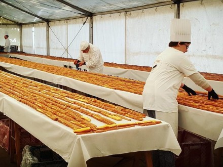 Bέλγοι ζαχαροπλάστες έφτιαξαν εκλέρ σοκολάτας 676 μέτρων