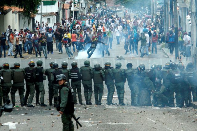 Βενεζουέλα: Νεκρός αστυνομικός στις διαδηλώσεις της αντιπολίτευσης