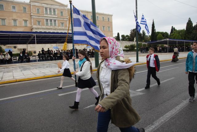 Με ξεκάθαρα αντιρατσιστικά μηνύματα η μαθητική παρέλαση στην Αθήνα