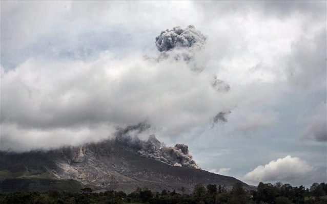 Ινδονησία: Εξερράγη το ηφαίστειο του όρους Σιναμπούνγκ