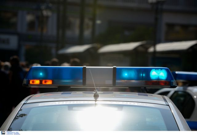 Αγνωστοι έβαλαν φωτιά και έκαψαν επτά αυτοκίνητα στα Πετράλωνα