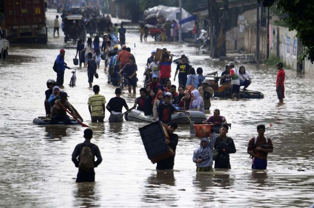 Ινδονησία: 6.000 άτομα εγκατέλειψαν τις εστίες τους λόγω πλημμυρών