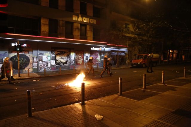 Επίθεση με βόμβες μολότοφ κατά διμοιρίας των ΜΑΤ στη Χαρ. Τρικούπη