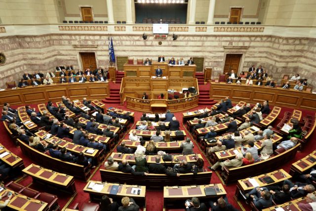 Βουλή: Πώς ψήφισαν τα κόμματα τις τροπολογίες για τις τηλεοπτικές άδειες
