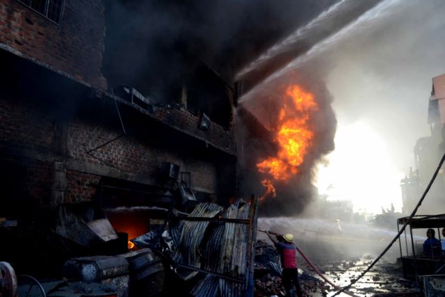 Ινδία: 15 νεκροί από φωτιά σε εργοστάσιο ενδυμάτων