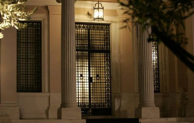 Κάνει πίσω τώρα και για τον νόμο-γέφυρα η κυβέρνηση