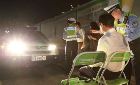 Κίνα: Οι παραβάτες θα κοιτούν για ένα λεπτό τα μεγάλα φώτα του περιπολικού!