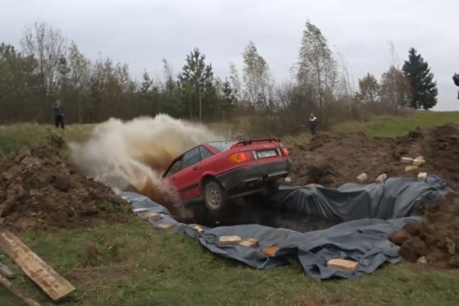 Έριξε το ΙΧ του μέσα σε 800 μπουκάλια Coca Cola