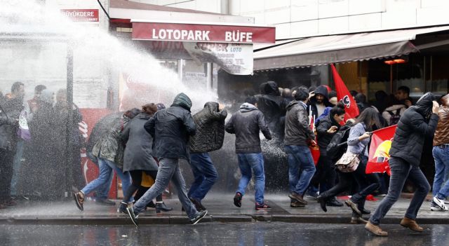 Η τουρκική αστυνομία διέλυσε διαδήλωση υπέρ της εφημερίδας Τζουμχουριέτ