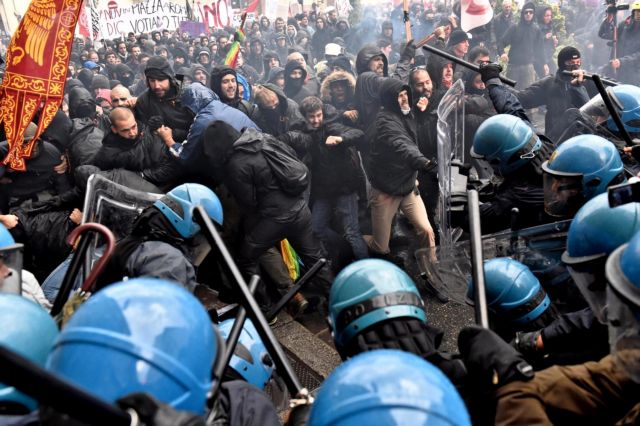Συγκρούσεις διαδηλωτών κατά του Ρέντσι και αστυνομίας στη Φλωρεντία