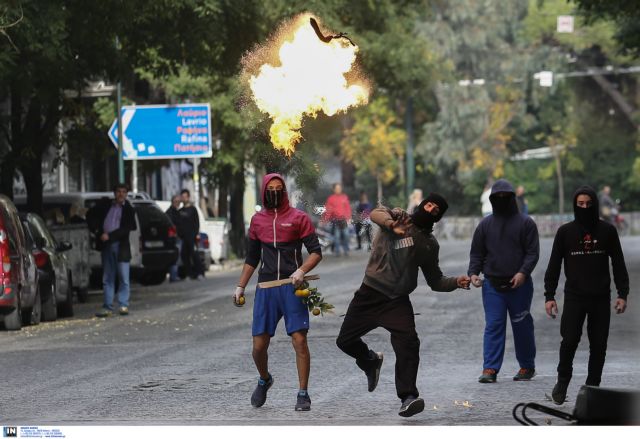 Φωτιές από κουκουλοφόρους στο Πολυτεχνείο – Ξανά στην κυκλοφορία η οδός Πατησίων