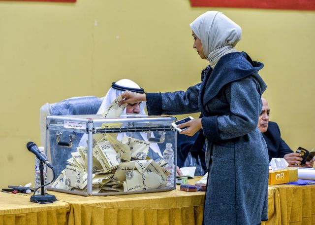Κουβέιτ: Νέοι άντρες και μία γυναίκα εισέρχονται στο κοινοβούλιο