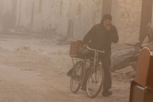 Κάτοικοι του Χαλεπίου ψάχνουν ασφάλεια στις περιοχές που ελέγχει ο στρατός