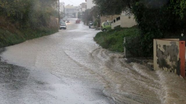 Πλημμυρισμένοι δρόμοι και κατολισθήσεις στο Ηράκλειο Κρήτης