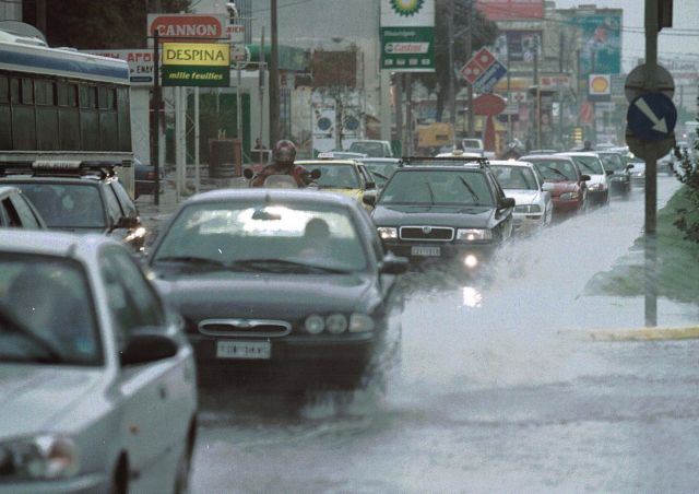 Προβλήματα στους δρόμους της Αθήνας, λόγω βροχής – Ουρές χιλιομέτρων στην Εθνική Οδό