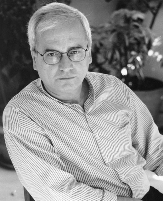 Αλλοπαρμένη μορφή με ειρωνικό βλέμμα