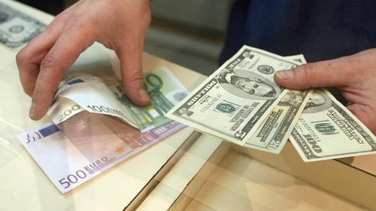 Κατρακύλα του ευρώ έναντι του δολαρίου μετά το ιταλικό «Οχι»