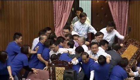 «Ρινγκ» το κοινοβούλιο της Ταϊβάν