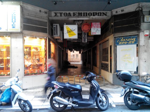 Αθήνα: Η σκοτεινή «Στοά Εμπόρων»