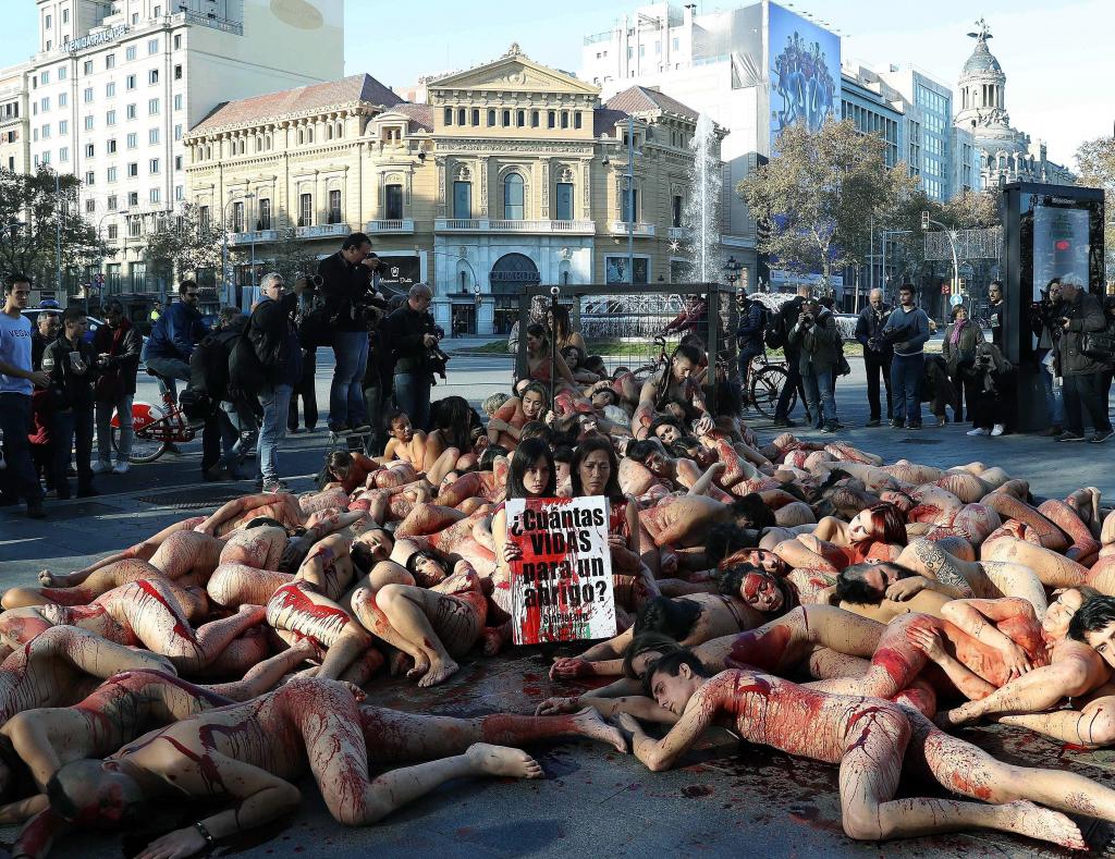 Ισπανία: Διαδήλωσαν γυμνοί έχοντας καλυφθεί με κόκκινη μπογιά