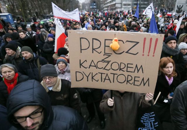 Κλιμακώνεται η πολιτική κρίση στην Πολωνία