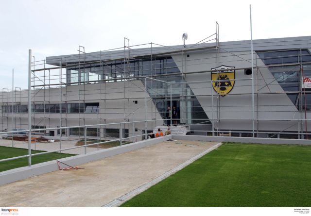 Οπαδοί της ΑΕΚ στα Σπάτα για… εξηγήσεις από τους παίκτες