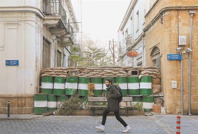 Στο προσκήνιο αμετακίνητοι, στο παρασκήνιο συζητούν