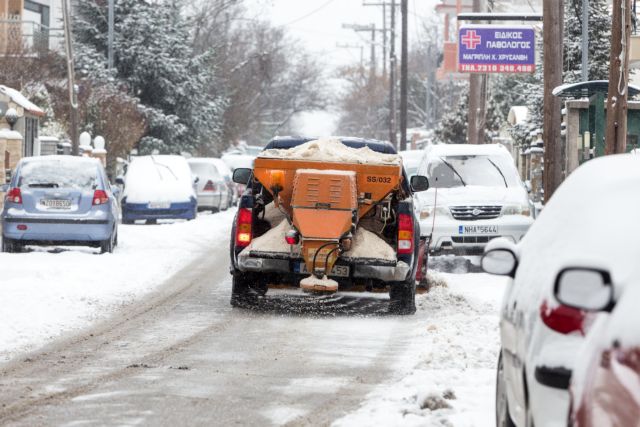 Φλώρινα: Μεταφέρουν το χιόνι με φορτηγά από το κέντρο της πόλης