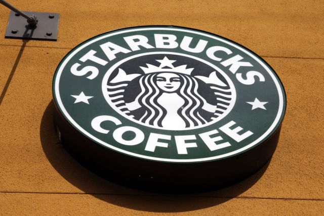 «Απάντηση» Starbucks στον Τραμπ: Θα προσλάβουμε 10.000 πρόσφυγες