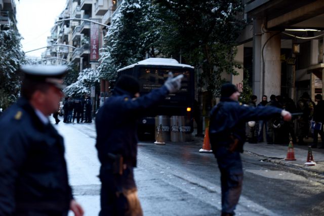 Eνοπλη επίθεση κατά αστυνομικών έξω από τα γραφεία του ΠΑΣΟΚ