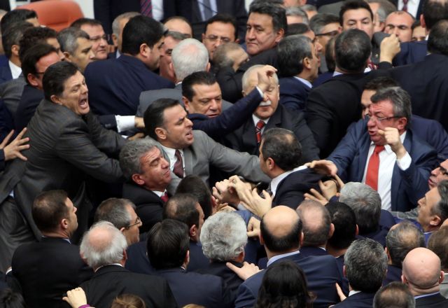 Τουρκία: Βουλευτές ήρθαν στα χέρια μέσα στο κοινοβούλιο