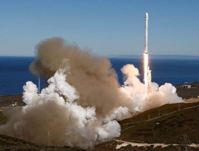 Σε τροχιά τέθηκαν οι δορυφόροι που μετέφερε ο πύραυλος Falcon 9