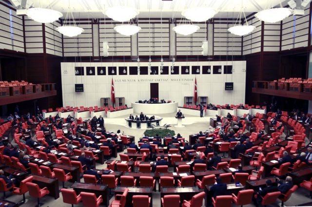 Τουρκία: Εγκρίθηκαν κατ’ αρχήν από τη Βουλή οι υπερεξουσίες Ερντογάν
