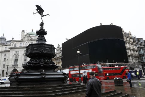 Εσβησαν οι εμβληματικές γιγαντοοθόνες του Piccadilly Circus