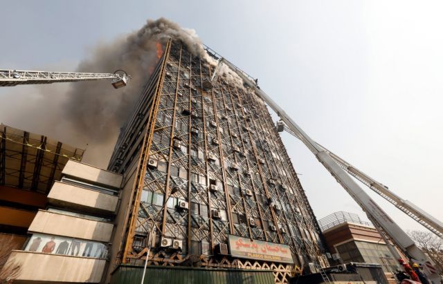 Είκοσι πυροσβέστες σκοτώθηκαν από την κατάρρευση του πύργου Πλασκό στην Τεχεράνη