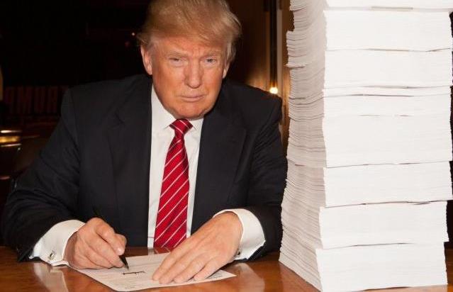 Πάνω από 200 διατάγματα βιάζεται να υπογράψει ο νέος πρόεδρος των ΗΠΑ