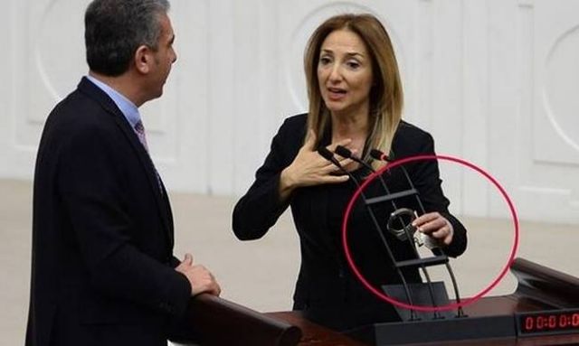 Πιάστηκαν «μαλλί με μαλλί» στην τουρκική Βουλή
