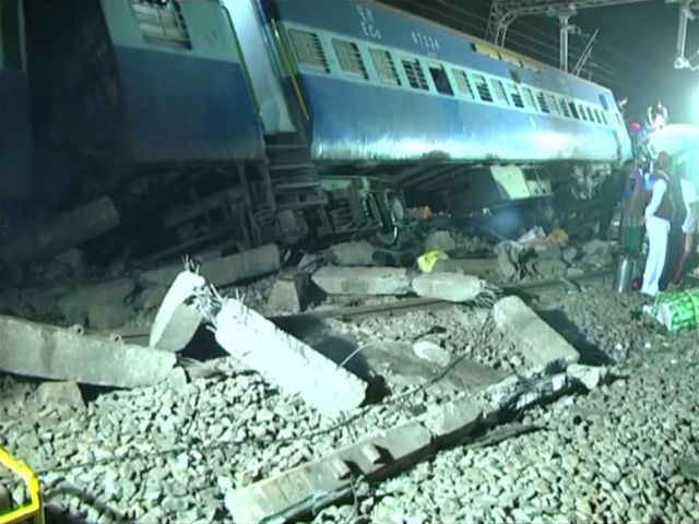 Εκτροχιασμός τρένου στην Ινδία με περισσότερους από 36 νεκρούς