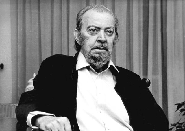 «Ας κοιτάξουμε πίσω απ’ τον καναπέ, εκεί που συμβαίνουν τα μεγάλα γεγονότα»